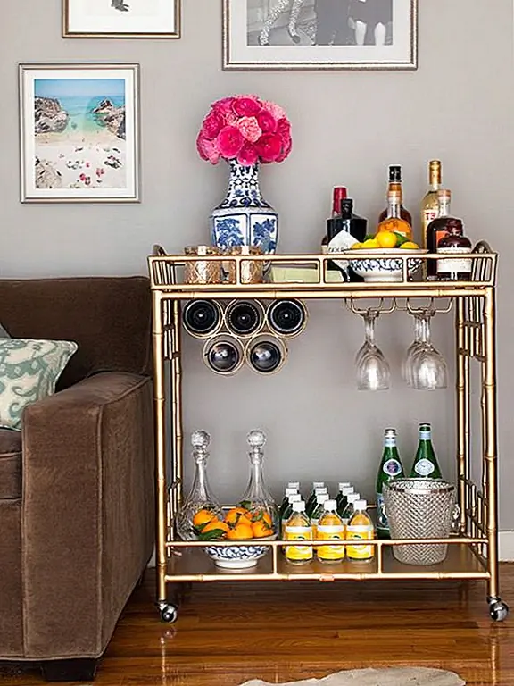 Развлекательные гости легко и весело, когда у вас есть шикарная тележка для бара, которая вам поможет. У этого есть металлическая структура, которая придает ему тонкий промышленный вид. Золотая отделка, тем не менее, выделяет деталь и выглядит элегантно. {Найден на sohautestyle}.