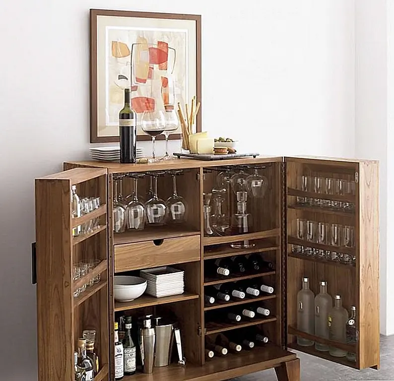 Шкаф Marin Bar имеет красивый современный дизайн середины века и классический, элегантный вид. Он изготовлен из твердого выветренного вяза и предлагает щедрую память для бутылок и бара. Внутри есть одна фиксированная и одна регулируемая полка, а также три полки для винных бутылок и ящик для хранения. Доступны от 700 долларов.