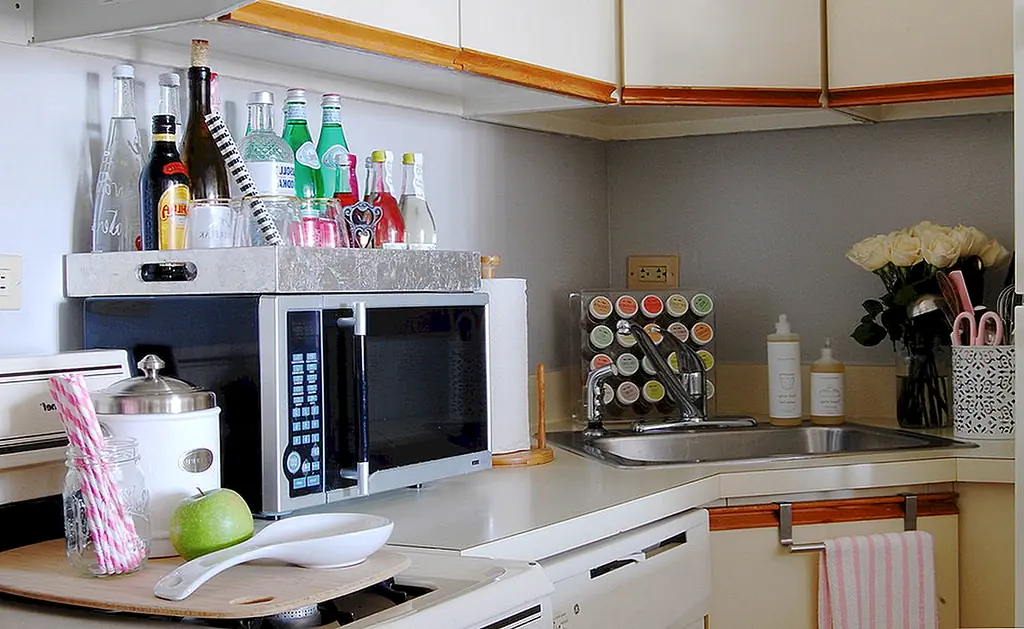 Вы можете найти место для этого на кухне. Возможно, вы можете позволить ему сидеть на полке, на прилавке или на верхней части микроволновой печи. Лоток - это простой способ сохранить все организованное и готовое к использованию, когда гости приходят. {Найден на corynnepless}.