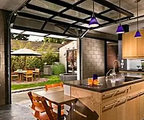 Секционные стеклянные гаражные ворота, используемые в современных дизайнах