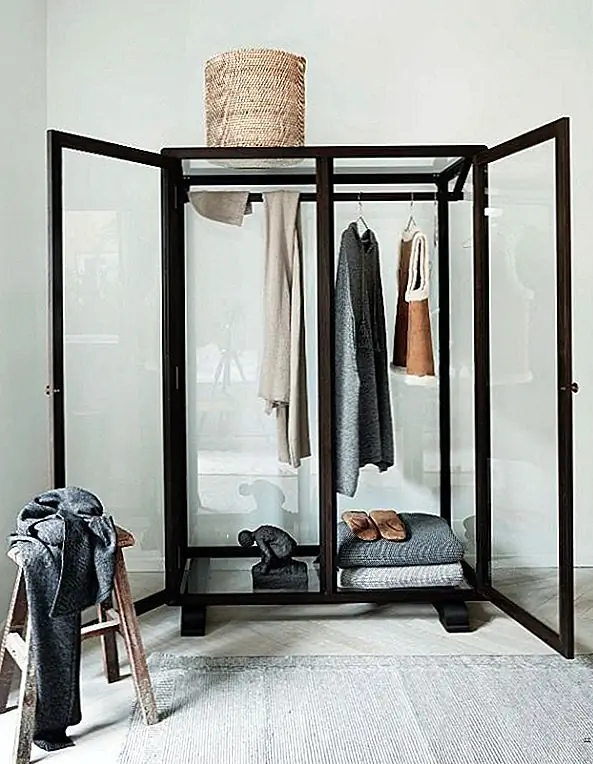 Вы можете попробовать что-то между традиционными и открытыми типами шкафов, такими как этот кусок. Он имеет прозрачные стеклянные двери и панели, чтобы вы могли видеть все внутри. {Найдено на cocolapine}.