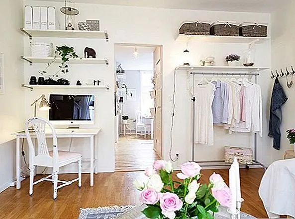 В этом конкретном случае очень полезны открытые полки и крючки. Хотя негде скрыть все эти вещи, они не дают комнате беспорядочный взгляд.