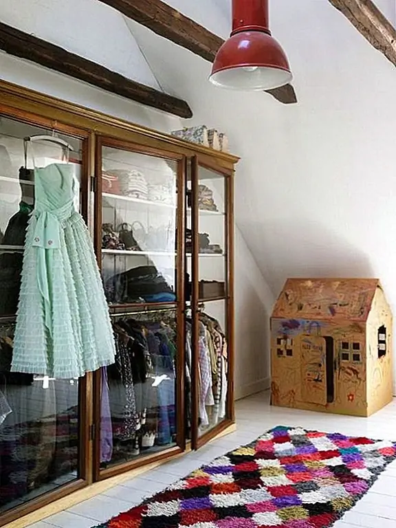 Хотите что-то деревенское, может быть, что-то, что возвращает воспоминания? Как насчет такой штуки. Это один из тех витрин с полками, но вы можете превратить его в шкаф.