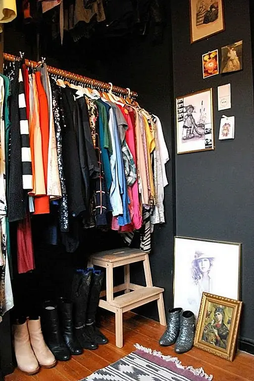 Если один стержень не может разместить всю вашу одежду, используйте два. Можно подняться до потолка. Вы можете хранить там наряды, которые вы не регулярно используете.