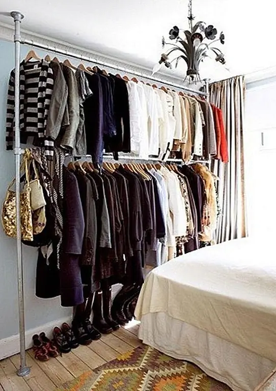 Вот аналогичная система хранения. Все аккуратно организовано и, потому что нигде нечего скрывать, вы просто должны быть организованы.