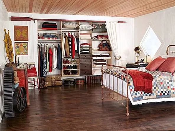 Другой вариант - иметь большую стену с множеством разных отсеков и ящиков, как большой шкаф, но чтобы снять двери и занавес.