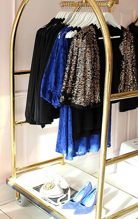 Для ваших тканей попробуйте что-нибудь шикарное, как этот кусок. Не скрывайте свои наряды и не держите их под рукой. Это облегчает визуализацию комбинаций, которые вы можете создать. {Найден на blushshop}.