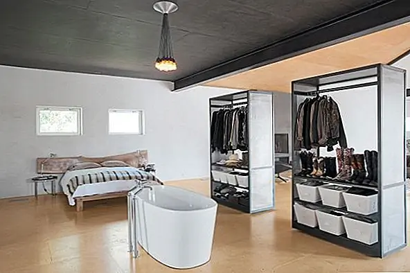 Хотя такой шкаф не может быть чем-то ценным, он может быть очень практичным. Дизайн прост и очень похож на традиционные шкафы, разница в том, что нет дверей, чтобы скрыть предметы внутри. {Found on live}.