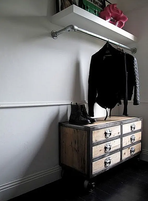 Предполагая, что вы уже решили, что традиционный шкаф не лучший выбор для вас, вы можете исследовать всевозможные другие варианты и смешивать ваши любимые произведения. Таким образом, вы даже сможете сэкономить некоторое пространство. {Найдено на 47parkavenue}.