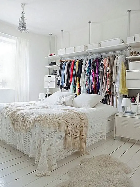 Найдите новые способы хранения и отображения вашей одежды и аксессуаров. Вы сможете использовать пространство в комнате интересным и необычным способом.