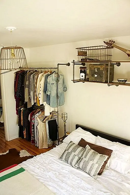 Открытая шкаф может быть очень подходит для небольшой спальни. Отсутствие пространства и низкий потолок в этой конкретной комнате делают эту систему хранения труб идеальной для комнаты.