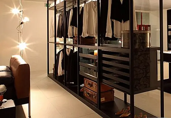 Конечно, открытый шкаф не устраняет присутствие всех разных отсеков, которые делают организацию намного проще. На самом деле, это возможность быть изобретательной и придумывать новые идеи хранения.