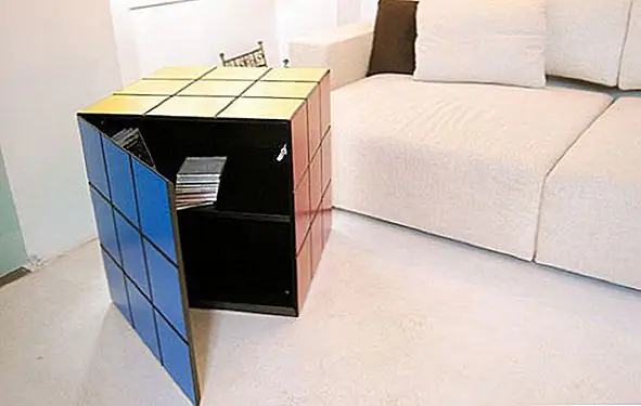 Размеры этого пространства для хранения составляют 100 x 100 x 100. Одна из сторон открывается и позволяет вам хранить разные вещи внутри. Кроме того, поскольку каждая сторона отличается, вы можете переключать цвета в соответствии с остальной частью мебели или изменять атмосферу, когда вам становится скучно. Это может быть не так популярно, как оригинальный кубик Рубика, но это очень интересная мебель, ожидающая вас, чтобы забрать ее домой.