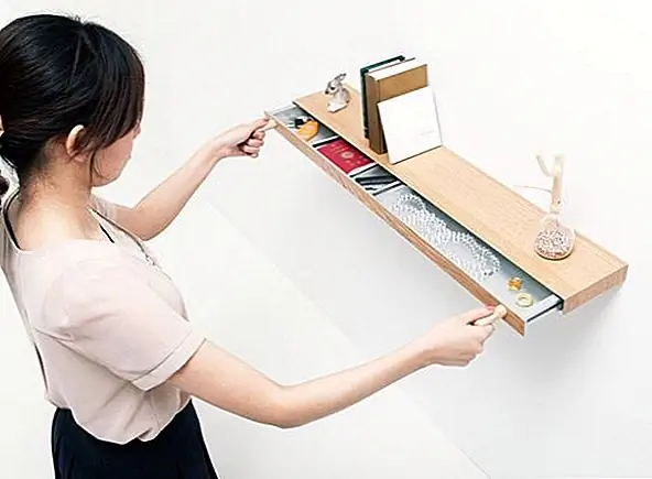 Это полка, скрывающая секретный ящик. Это идеальное место для сокрытия ценностей. В конце концов, кто бы мог подумать, что такая тонкая и тонкая полка может скрыть ящик? Плавающая полка даже не имеет ручек или панелей. Это потому, что вам нужен магнит, чтобы разблокировать его. Разработан Torafu Architects.