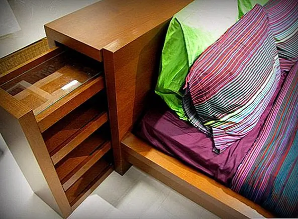 В спальне немного сложнее иметь секретные ящики и отсеки для хранения просто потому, что в этой комнате есть небольшая мебель. Поэтому вы должны найти способ воспользоваться тем, что у вас есть. Это, например, секретная единица хранения, скрытая внутри изголовья. Это отлично подходит для хранения книг и других вещей. {Найдено на flickr}.