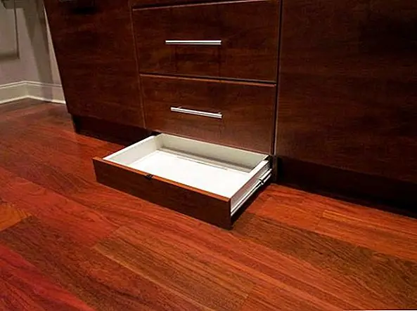 Вы знаете, что небольшая часть внизу шкафа, прямо под ящиками? Он имеет тот же цвет, что и остальная часть шкафа, и он выглядит как ящик, но обычно это кусок дерева. Это делает его идеальным для скрытия вещей внутри. Вы могли бы превратить его в секретный ящик, и все остальные подумают, что это просто дерево, особенно если оно находится прямо под обычными ящиками. {Найден на сайте}.