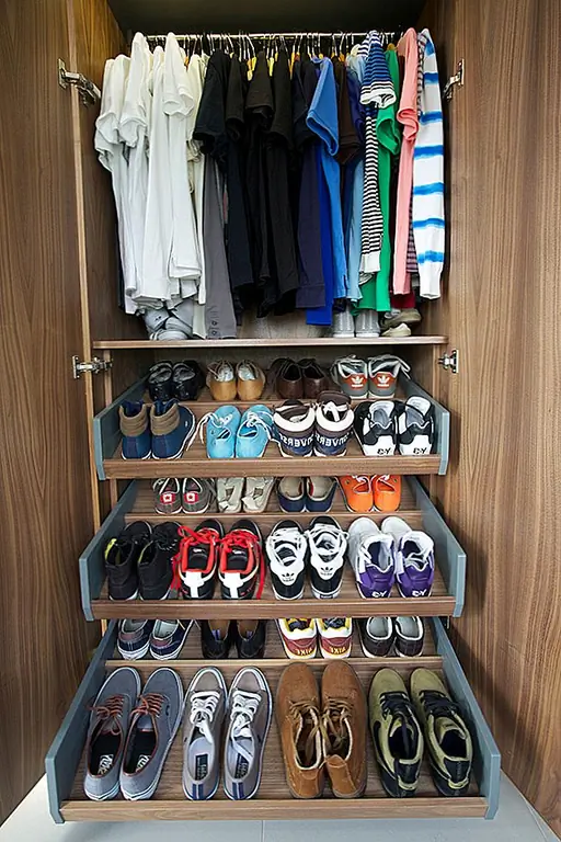 Полки, которые выдвигаются, чтобы выявить их содержимое, также действительно полезны в случае, если шкафы, независимо от того, расположены ли они в коридоре, в спальне или имеют отдельную отдельную комнату. Один из способов их использования - как стойки для обуви. {Найден на gregorydavies}.