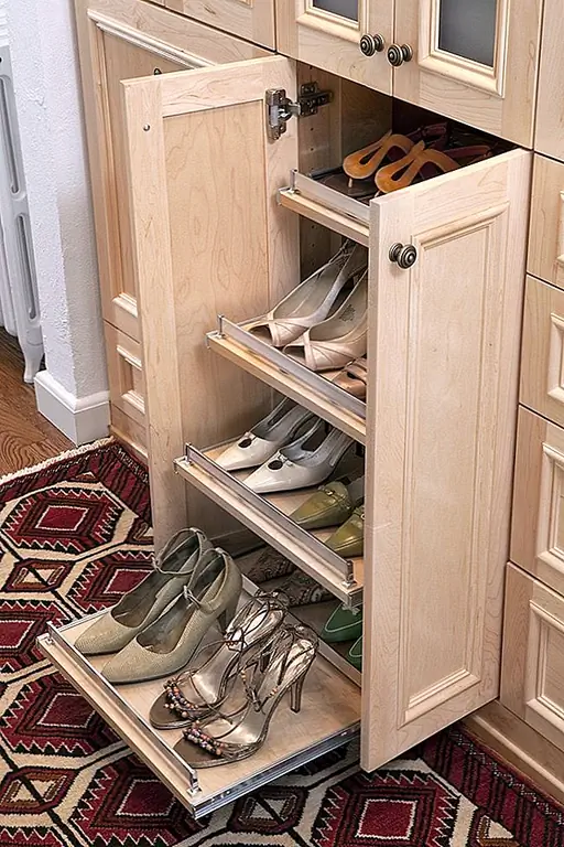 Держите все свои ботинки организованными в соответствии с сезоном, стилем, цветом и т. Д. И выдвигайте полки, чтобы увидеть все пары и выбрать правильный для своего снаряжения. Так просто и все же так практично.