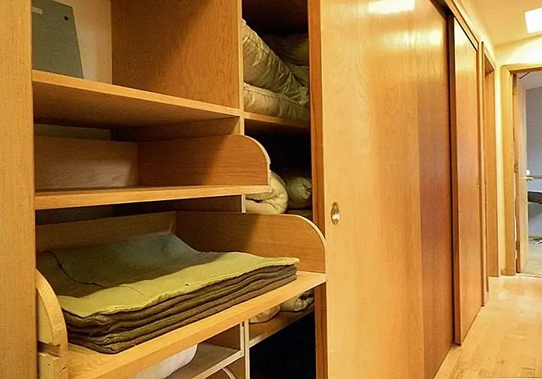 Выдвижные полки также отлично подходят для хранения одежды или постельного белья. Мало того, что они облегчают организацию всего, но также намного легче найти предмет, который вам нужен, когда все будет представлено вам таким образом.