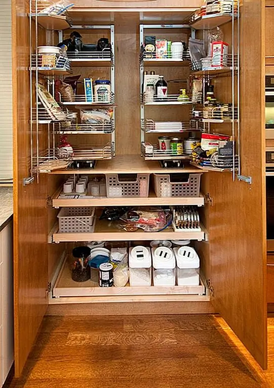 Вы можете объединить эти полки с множеством других функций и настроить кухонную кладовку, но вы хотите, чтобы сделать ее максимально функциональной и удобной.