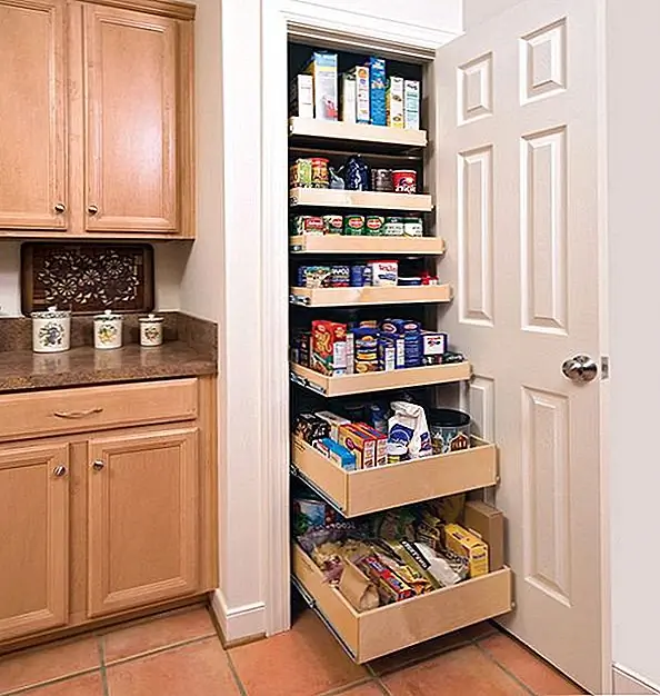 Скользящие полки могут постепенно углубляться, превращаясь в выдвижные ящики к основанию кладовой, поэтому вы можете хранить там большие предметы, такие как коробки, бутылки и т. Д.