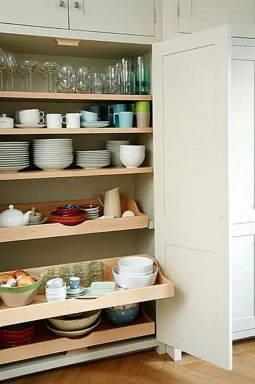 Нам особенно нравится, как эти полки скольжения могут размещать тарелки, чашки и стаканы. Не нужно беспокоиться о том, как вы собираетесь добраться до предмета в дальнем конце полки. {Найден на higham}.