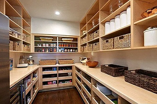 Если у вас есть большая кладовая, то вы найдете эти полки действительно полезными. Они упрощают организацию всего, и они могут быть даже более практичными, чем открытые полки. {Найден на cawarchitects}.