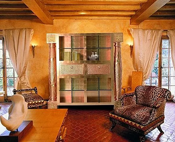 Чудесные полки - прозрачное стекло 19 мм с специальной обработанной забитой кромкой. Через это стекло свет из 4 ярких светлых пятен проходит через освещение отображаемых там предметов. Если вам интересно, насколько велика эта единица, позвольте мне рассказать вам; довольно большой (216 см H x 213 см Ш x 50 см D). Там много вещей, чтобы сказать об этом блоке Starlight Wall, но слова исчезают перед этим массовым заявлением о роскоши. Доступно за 46 000 £.