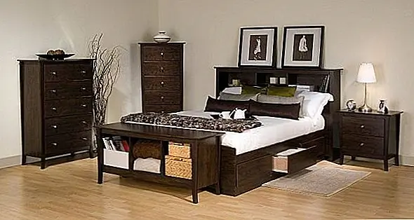 Габаритные размеры изголовья при сборке составляют 81-1 / 2 дюйма в ширину и 11 дюймов в высоту и 43 дюйма в высоту. Это привлекательное и практичное дополнение к любой спальне. Он имеет несколько встроенных отсеков разного размера, которые обеспечивают пространство для книг, журналов, очков, возможно, будильника или некоторых других личных вещей. Эти отделения также могут быть предъявлены иск, чтобы отображать ваши любимые фотографии или другие декоративные предметы. Изголовье также поставляется с двумя и полными / королевыми размерами и в четырех других вариантах отделки. Это просто, современно и легко чистить. Удостоверьтесь, что вы избегаете влаги, поскольку МДФ не является водонепроницаемым, и он может повредить и разложить при воздействии избыточной влаги. Эта практичная и элегантная книжная шкатулка в стиле книжного шкафа может быть подана в суд на любую кровать размера кровати в королевском стиле, и это идеальный выбор для платформ, но не только.