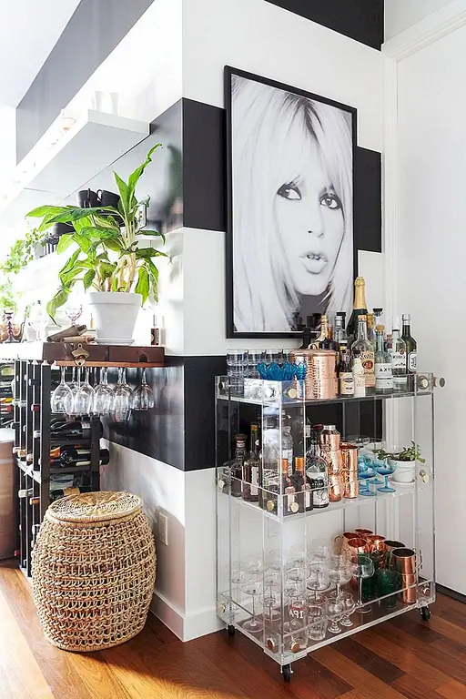 Для некоторых людей барная корзина является необходимостью для жизни. Инвестируйте в корзину люцитового барда и независимо от того, какой оттенок металла находится или выходит, ваша тележка всегда будет на тренде. Плюс это позволит сосредоточиться на чашках и аксессуарах вместо самой тележки. (через терапию квартиры)