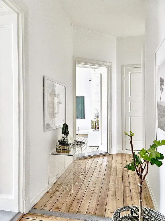 То же самое касается фойе. Если ваш вход кажется слишком маленьким для консоли, пойдите с люцитом. Простая подставка может дать вам место, чтобы спрятать ключи и растение, но оставайтесь почти невидимыми любым другим способом. (через французский по дизайну)