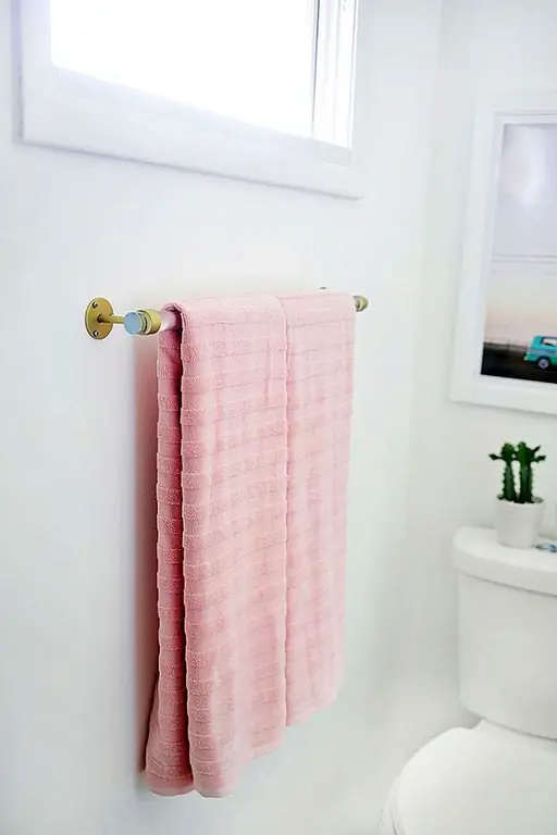 Трудно выбрать оборудование, которое будет дополнять ваш дом и не устаревать через несколько лет. Lucite - это решение. Он поставляется со всем оборудованием, которое вам когда-либо понадобится, и у него не будет финиша, чтобы даже выйти из моды. (через красивый беспорядок)