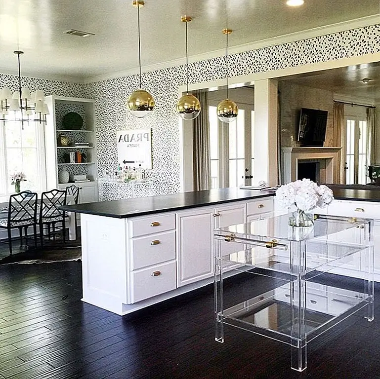 Повара на небольших кухнях никогда не заканчиваются. Как вы получите достаточное пространство для ваших приключений? Луцитовый остров обеспечит столь необходимое пространство, не визуально визуально на вашей маленькой кухне. (через Кэти Киме)