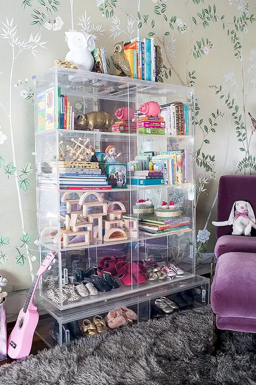 Не позволяйте своим детям упускать удовольствие от люцита! Простой книжный шкаф люцита может хранить свои любимые книги и игрушки, где их можно легко найти и вывести на игру. Не говоря уже о том, что детское детское питание будет на всем протяжении Pinterest. (через Эмили Хендерсон)
