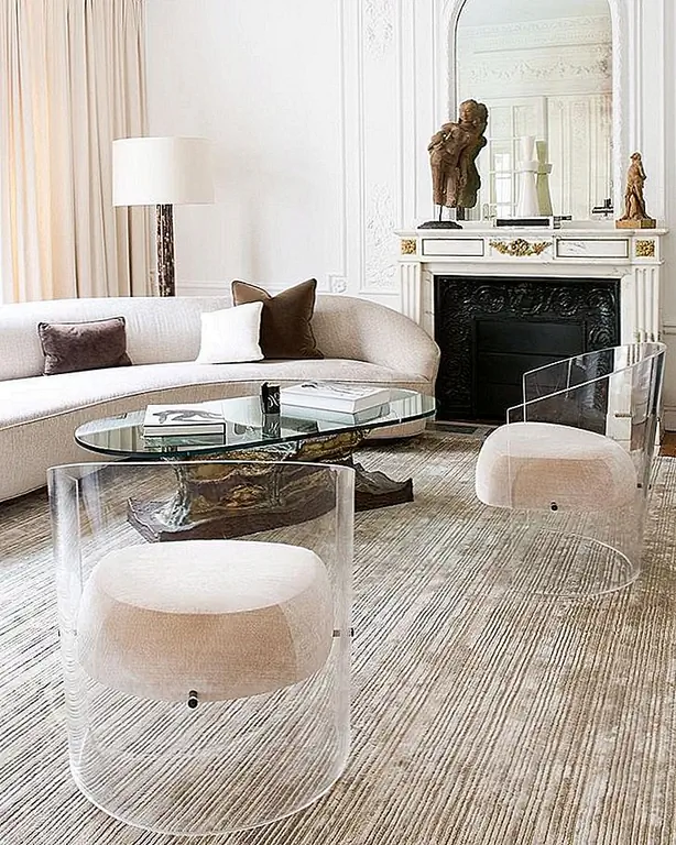 Боковые стулья могут быть практическим решением или декоративным. Люцит делает это как потому, что, как ясное кресло выходит из моды? Найдите себе пару маленьких, которые легко перемещаются по вашей гостиной, где бы они ни были нужны.