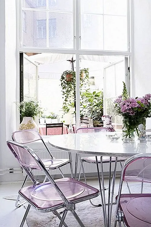 У каждого должен быть комплект складных стульев, которые они могут выскочить для гостей. У вас есть некоторые люцитовые руки для самых красивых временных мест, которые они когда-либо видели. (через Domino)