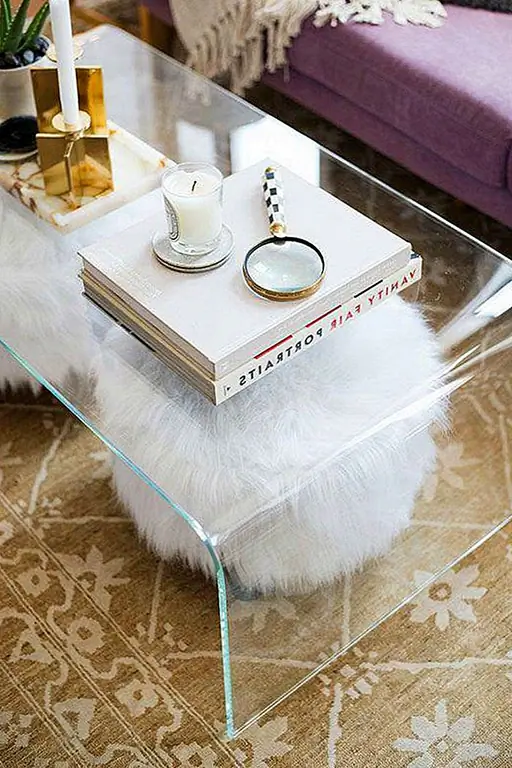 Начнем с классики. Кто знает, когда появился первый люцитовый журнальный столик, но это отличный предмет мебели, который обеспечивает площадь поверхности без навалом, независимо от того, насколько маленькая ваша гостиная. (через Domino)