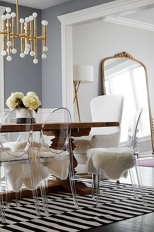 Кто мог сказать «нет» лукситскому обеденному стулу? Они даже входят в классические силуэты, поэтому у вас не будет проблем смешать их с вашим классически оформленным домом. Овчина - это бонус. (через Homepolish)