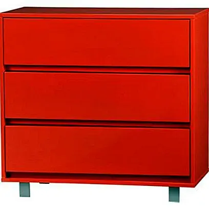 Сундук изготовлен из металлических ножек с отделкой из порошковой краски, а структура выполнена из дерева. Комод отделан красным лаком с красками из лоснистого омара, что делает его очень легким для восприятия и не таким легким в соответствии со всем остальным. Он имеет три выдвижных ящика на металлических плафонах, а его габаритные размеры - 36 "Wx18" Dx34 "H. Та же модель также доступна в белом цвете. Вы можете купить этот сундук за 311,93 евро.