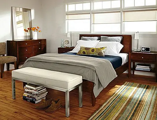 Ночная тумба Calvin является частью более крупной коллекции мебели, и все кусочки изготавливаются вручную в Орегоне квалифицированными мастерами. Это означает, что все они тщательно обработаны, но также и то, что каждая деталь уникальна и может немного отличаться от других. Он имеет лаковую отделку для долговечности, но также и для красивого внешнего вида. Габаритные размеры тумбы Calvin составляют 26w 17d 25h. Вы можете купить его за $ 479,00.