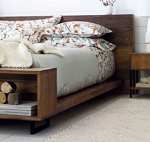 Изголовье - стильное дополнение, но подножка одинаково красива и функциональна одновременно. Он функционирует как скамейка и книжный шкаф. Вы можете умело использовать это пространство для хранения книг, и, когда вам нужно что-то прочитать, прежде чем ложиться спать, все, что вам нужно, это просмотреть свою коллекцию. Эта красивая кровать платформы доступна по ценам между 1966.52 и 2130.46 евро. Каждая кровать уникальна и представляет минимальные вариации с точки зрения цвета и текстуры.