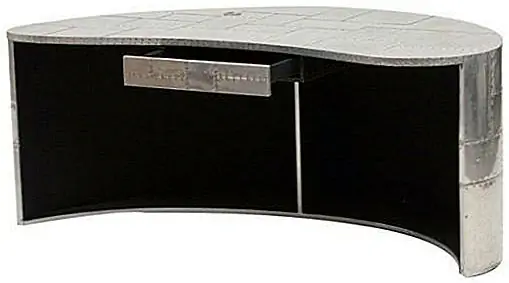 Стол, как и самолет, который вдохновил своего дизайнера, имеет аэродинамическую структуру и встроенную структуру, которая помогает пользователю управлять проводами. Чтобы создать умышленный старинный и аутентичный вид, на столе присутствуют ники, раскопки и мелкие царапины, которые обычно воспринимаются как недостатки. В этом случае они добавляют характер и обаяние к столу, делая каждую часть уникальным предметом. Размеры стола Spitfire составляют 77w 40d 31h, а с точки зрения дизайна нет двух одинаковых.