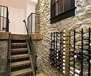 10 практичных и интересных настенных винных шкафов