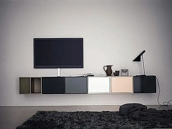 Вы можете комбинировать модули любым способом, и вы также можете чередовать цвета для контрастного вида. Шкаф был спроектирован как телевизионный блок, но модули также могут быть поданы в суд, чтобы сформировать блок хранения или настенный блок. Выберите модель, размеры и дизайн и цвет, которые вам нравятся, и настройте свой дом.