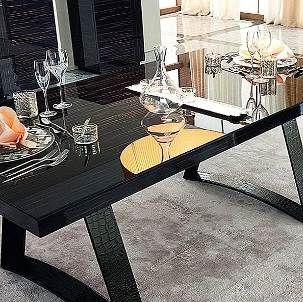 Высококачественное эбеновое покрытие придает таблице уникальный и почти жидкий вид. Защитный стеклянный верх также способствует этому изображению. Стол выполнен в Италии с самыми современными материалами. Рама стола обтянута искусственной крокодиловой кожей, придавая ей уникальный и привлекательный вид. Несмотря на то, что дизайн таблицы очень прост, детали, подобные этому, делают его выдающимся.