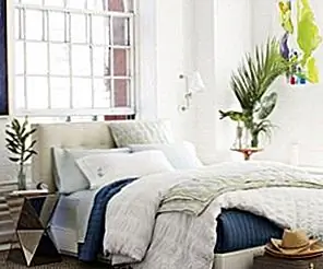 Расстегнутая сетчатая спинка с геометрической детализацией