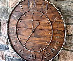 Классические часы из дерева и металла