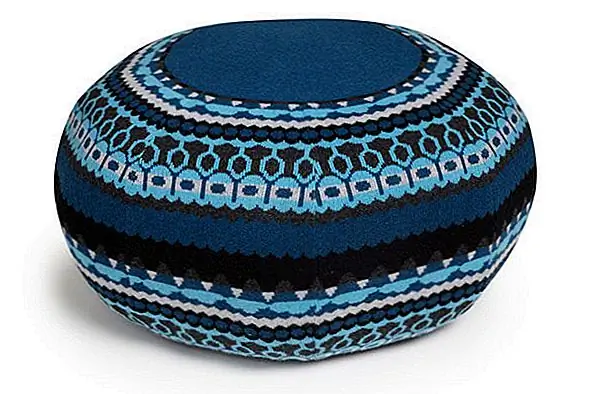 Этот милый пуф был спроектирован Донной Уилсон. В одной коллекции есть две другие модели, и все они выглядят прекрасно. Этот пуфф станет отличным дополнением к современным домам, но и к более традиционным. Он имеет красочный вид, и он также очень удобен. Это отличное решение проблемы случайного размещения.