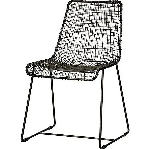 Это интересное кресло было изготовлено из антикварной оцинкованной железной проволоки, основы и утка. Сначала это может показаться не очень дружелюбным, но на самом деле это очень удобная мебель. Его необычный дизайн также означает, что каждый стул уникален. Он имеет открытую ручную сварку в каждой точке пересечения и обрезку кромок. Его размеры составляют 19 "Wx19" Dx31 "H (17,5" H сиденье).