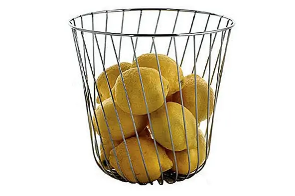 Этот предмет был разработан Полиной Дельтур и изготовлен Алесси. Это часть коллекции проводов A Tempo, вероятно, самый маленький предмет. Эта простая цитрусовая чаша отлично подходит для хранения фруктов на кухне. Это просто, но функционально. Он измеряет 23 см в высоту и 24 см в диаметре.